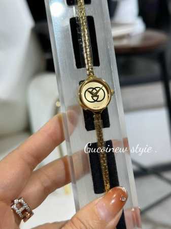 Gucci古驰爆款来了，好看到放下来 表盘23Mm，精细的表链满满中古的味道，一颗一颗小部件精细打磨，再用小螺丝连接到一起，打造出来一条精致的表链，进口石英机芯 - 点击图像关闭