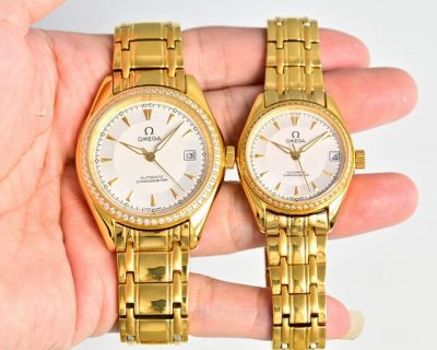 最新版本 欧米茄情侣对表！搭载全自动机械机芯：进口8215机芯 零故障 尺寸：男 39Mm 10Mm、女 31Mm 10Mm 镜面采用双卜蓝宝石玻璃。皮带采用头