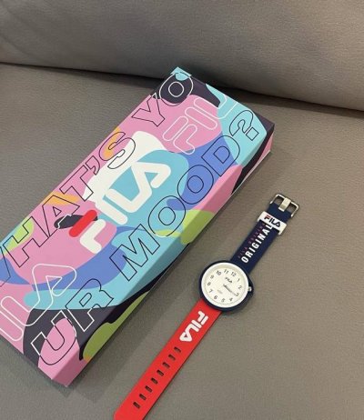 Fila斐乐你家设计师真嘟好会啊 给男友挑的礼盒 惊喜到我啦 里面有一个手表 还有三个不同颜色的表套！ 好适合春夏～ 硅胶表带戴起来也很舒服 自留或者送男友都蛮