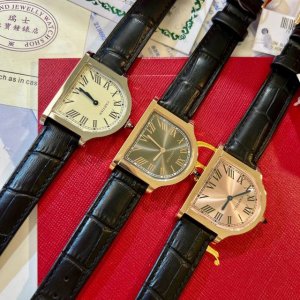 卡地亚Cloche 腕表的历史可以追溯至1920年，是 Cartier 产量最少的系列作品之一。腕表得名于奇特的表壳形状 水平放置时看起来如同一枚 桌面按铃 ，