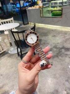 钢带 最新款gucci古驰g-Timeless系列，毫米石英女表，传统的中国红喜庆款、以全息图效果打造三维立体感，让人一见倾心、目光难移。表面特别饰有gucci