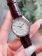 白 金 钢带+20 钻圈+20 欧米茄-Omega 女士腕表 进口石英机芯 316L精钢表壳 直径34Mm厚8Mm该款腕表备受女性喜爱，四季衣服搭配，尽显优雅在