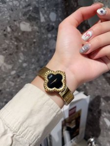 白 金 梵克雅宝 四叶草 Clover ，它的花语是幸福。第一片叶子代表希望 Hope ；第二片叶子代表信心 Faith ；第三片叶子代表爱情 Love ；第四
