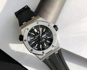 生日拆礼物直接懵 居然是爱彼皇家橡树离岸型！ 前一天还跟兄弟嘴硬“女生选表就图好看”，结果饭桌上掏出来，拉丝表圈一反光，旁边的哥们筷子都停了！ 回家偷偷看三遍