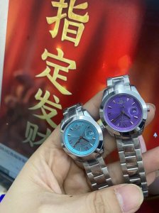 Viviennewestwood薇薇安西太后腕表，不锈钢石英女表，经典阳光射线纹饰，银色表盘带来细细质感，表盘饰罗马刻度浮雕土星标志立于12点位，外径28Mm，