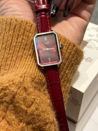 新款Tissot天梭最新款 小美人系列T160 整体非常简洁，21.8X30Mm表盘很精致小巧，尺寸厚度刚刚好！不愧是小美人～