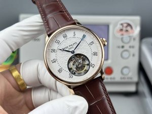 光 -钻 Rms新款陀飞轮 patek philie ，是一家始于1839年的瑞士著名钟表品牌，逾百年来，一直信奉精品哲学，遵守重质不重量、细工慢活的生产原则。