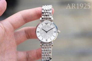 阿玛尼Armani 型号：Ar1925 表壳：316L精钢 表镜：强化矿物质玻璃 表带：316L精钢 表扣：双按扣 尺寸：32Mm*8Mm 缠绕于腕间的璀璨 释