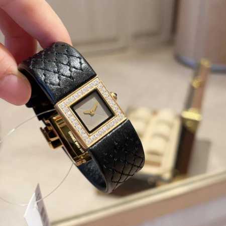 白 金 钻圈+20 Vintagechanel 香奈儿格菱纹小方表超级小香元素的格菱纹表带，表盘内里及表带都是经典格菱纹元素 ，皮质细腻高级 整支表简约温柔高级 - 点击图像关闭