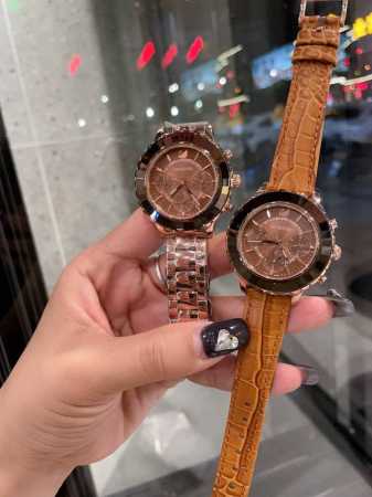 皮带 钢带20 Swarovski 施华洛世奇 最新配色太仙了 Octet系列出新配色啦！ 实物也太好看了叭 的新作，水晶三眼 彰显了精准的制表技术及品牌的专业 - 点击图像关闭