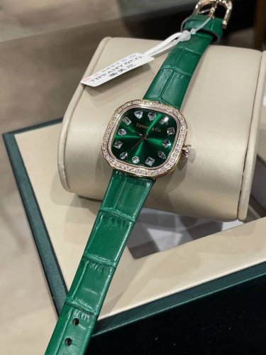 玫550怎么能少得了新装备呢 ~~ 现在下单即送一副表带和长条礼盒 数量有限 先下单先得 ~~ 它不仅是一款计时工具 更是时尚与品味的象征 用了12种篆刻工艺
