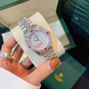 1110劳力士－Rolex 款式: 日志女装机械腕表 机芯: 进口西铁城 原装机 镜面：蓝宝石玻璃镜面 表壳: 316L精钢壳套 表带: 实芯3珠精钢表带 尺寸