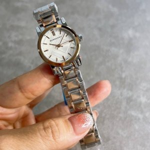 巴宝莉-Burberry 都市系列英伦风尚女士石英腕表，简约大气，大方优雅，集浪漫温柔以及运动风范的干脆利落于一身，让你在休闲时刻魅力无限，尺寸26Mm！