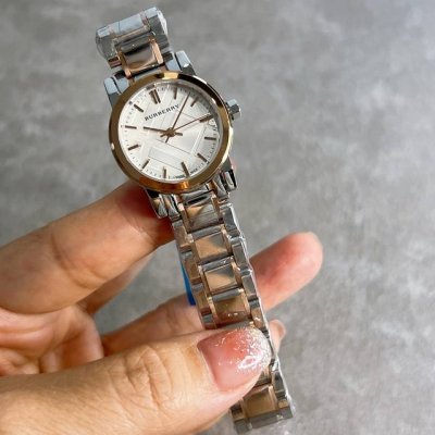 巴宝莉-Burberry 都市系列英伦风尚女士石英腕表，简约大气，大方优雅，集浪漫温柔以及运动风范的干脆利落于一身，让你在休闲时刻魅力无限，尺寸26Mm！