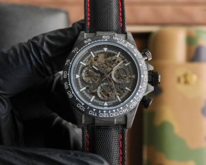 劳力士Rolex宇宙迪通拿系列之碳纤维定制版，腕表不仅佩戴轻便，外表坚硬。且每一只腕表都拥有独一无二的碳纤花纹。 表壳 腕表尺寸40X11.3吻合原装。整个壳套