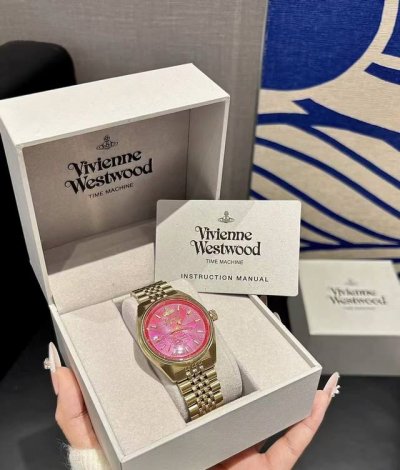 很早就种草了这款手表 终于忍不住下手辣 介个表盘是火龙果色 品牌标识土星图案 合在一起很有设计感 最主要的是这个可以50M防水 戴上洗手 下雨都不怕 搭配金属感