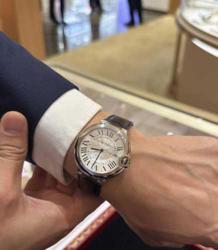 卡地亚蓝气球系列，灵感源于1783年升空的蒙特哥菲尔蓝色热气球，那是人类首个飞行器。表冠的凸圆蓝宝石，宛如挣脱重力的气球，承载着人类对太空的幻想 。经典的罗马数