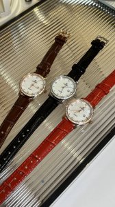 白 -金 钢带+20 陶瓷+40 。 香奈儿-精品女表携手而来，简约精致，品质精湛，热卖全城。采用进口石英机芯，顶级316精钢表壳，进口小牛皮表带，矿物质超强镜