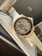 升级版原单品质古驰 Gucci新款中性潜水表，40 Mm表径，以品牌标志性蛇图案和夜光显示为表盘。应用不锈钢材质，经缎面拉丝润饰，并搭配与表盘配色一致的橡胶表带