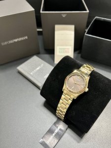 鎏金时光 摩卡浪漫 DDD Ar11700 DDD 阿玛尼32Mm石英女表 以浅棕温柔写意秋日诗篇 DDD 摩卡棕表盘缀以金色字钉，如拿铁拉花般细腻精致 DDD