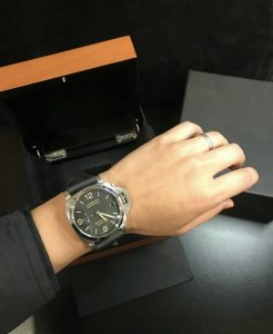 沛纳海庐米诺，来自意大利的硬汉男士腕表老麦今天分享是沛纳海庐米诺系列的Pam01312，44Mm表径，这表的设计贯彻着沛纳海硬朗坚固的风格，大号阿拉伯数字和棒状