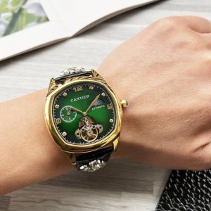 八角壳系列 精致百搭 最新 ：卡地亚最新设计大飞轮精品 类型 ：精品男士腕表 表带 ：真牛皮表带 机芯 ：高端全自动机械机芯 镜面 ：矿物质强化玻璃 更高清 品