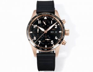 新款独家研发，万国 Iwc 飞行员系列！ 市场最新版本原版开模，精益求精。 ①腕表采用316精钢全新开模,尺寸为41Mm表带宽度为20Mm。 ②除了拥有极为醒目