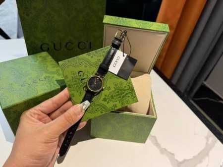 批 专柜全套包装30 Guccl专柜新款 1:1复刻版 牛皮压花 出货进口石英机芯 真皮表带 线条流畅而自然 经典百搭款 非常漂亮！表盘尺寸：30Mm左右 - 点击图像关闭