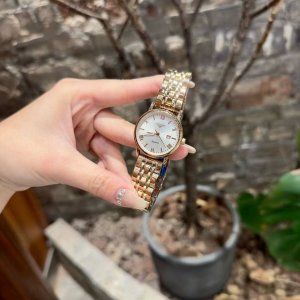 白壳 玫 钢带20 浪琴 情侣对表 原装进口石英机芯 矿物质玻璃镜面 316L精钢表壳 直径男40Mm女30Mm 厚8Mm如果今天的阳光停止了它耀眼的光芒。那么