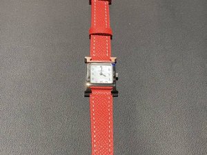 金 钻50 最新上市heure H腕表 H皮带logo标志表壳尺寸 中号 小号 不锈钢表壳 羽毛 镶钻 中号26X26毫米 小号21X21毫米 镶嵌112颗钻石