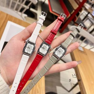 阿玛尼 最新款皮带款方形手表、简洁大气的表盘镶嵌无数钻石，就像漫天星辰光彩闪耀，气质优雅低调不失奢华表盘22Mm～～精钢原装机表带~搭配日本机芯~走时精准~简直