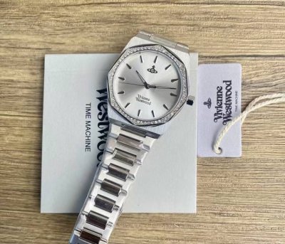 Vivienne Westwood 西太后白月光 西太后你美疯我了！！！ 白月光这款清冷感拿捏的刚刚好 是多少人的白月光啊！！！ 真的绝美 #Viviennew