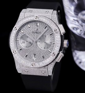 Hublot 宇舶 经典最佳镶钻大爆炸系列腕表，腕表采用抛光处理精钢表壳，刻度镶嵌颗闪耀圆形钻石。灵活与耐用，是优雅绅士穿行于晚宴的完美搭配。品牌:Hublot