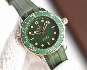 胶带 -钢带 欧米茄海马系列钛金属+青铜金绿色 欧米茄海马系列再添革新杰作！全新210.90.4 .101腕表以42毫米钛金属表壳诠释深海无畏精神，轻盈强韧的钛