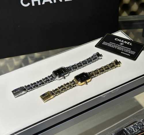 秋天的幸福感 一阵风吹来才觉得秋天来了 街道上偶尔飘来的桂花香 是记忆中的秋天 沿着街边走走 风衣和腕间的香奈儿premièRe腕表 邂逅了这个法式的慵懒午后