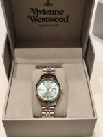 vivienne Westwood 薇薇安西太后手表绝美碎冰蓝 不同光线会呈现不一样的蓝色调，好看到挪不开眼睛的程度。 新款小号款， 尺寸：29Mm