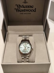 vivienne Westwood 薇薇安西太后手表绝美碎冰蓝 不同光线会呈现不一样的蓝色调，好看到挪不开眼睛的程度。 新款小号款， 尺寸：29Mm