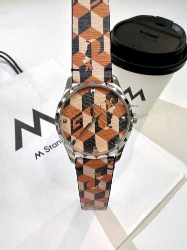 gucci G- Timeless 系列W碗表，品牌推出色彩靓丽的全新设计腕表，表盘直径为38 Mm，精钢表壳，玻璃上饰有Gucci兔子印花，皮 革饰有Gucc