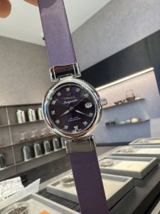 光 钻 欧米茄Ladymatic｜全新马卡龙色系 2025首发新款 Ladymatic这款马卡龙色系简直太好看了，太顶了！今年果然大表盘最火，表壳直径34Mm，