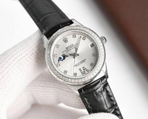 白 -金 钢带+50 欧米茄特推款 淑女珠宝系列 升级V8版采用高端太阳纹表盘 环圆镶嵌38威塞尔顿钻石时尚女表 简约三针。 夜时超强夜光独特3字位日历 搭载原