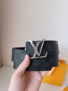 特 Lv 这款经典而又魅力恒久的腰带外型宽大，精品五金扣通过精工Cnc工艺更加精致完美；新款带扣和牛仔装相得益彰，彰显一派休闲气息。易搭配各类服饰；经典不过时。