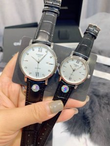 白皮 玫 钢带加20 实物拍摄 品牌 天梭 类型 情侣对表 表壳 316精钢 做工优质 表带 进口小牛皮 316精钢 两种可选 机芯 进口石英机芯 走时精准 玻