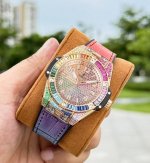 Ms Factory匠心出品 天生浪漫，尽展魅力 宇舶 恒宝 Big Bang“一键式”精钢彩虹腕表 彩虹是乐观与浪漫的象征。正如她天生浪漫，举手投足间散发迷人