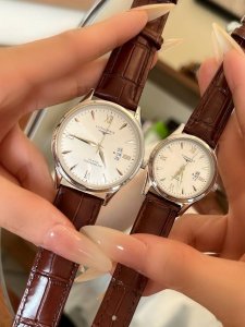 金壳+20钢带20 。浪琴-Longines精品情侣对表携手而来，简约精致，品质精湛，热卖全城。采用进口石英机芯，顶级316精钢表壳，进口小牛皮表带，矿物质超强