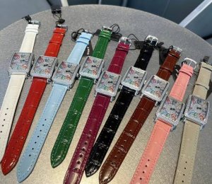 这款法穆兰的长岛系列腕表，一上手我发现整个腕表非常服帖手腕，表壳的底盖是做了孤形设计，完美贴合女式的手腕，超喜欢blingbling的东西，什么风格都可以搭！石