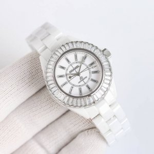 Sj出品 Tw 超级陶瓷新品 Chanel 香奈儿 J12系列33Mm腕表！女神福利，匠心之作 年度巨制！R28 最新版本细节 1表壳尺寸而原版一致，采用33M