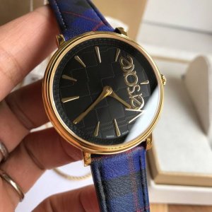 原盒:50 新款，范思哲versace The Manifesto 系列女表，独具匠心原装真皮表带带logo，搭配超薄表面，上手效果非常好，～38毫米表径，瑞士