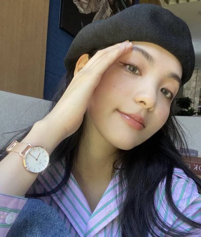 极简百搭Chic手表 专属于Dw的浪漫 玫瑰金的金属编织表带更显个性 延续无秒针设计展现极简风格 无论是浪漫的碎花长裙 还是中性的条纹衬衫 美丽从不被定义 记录