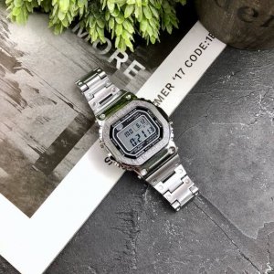 卡西欧限量版 G-Shockgmw-B5000方块钢带表 采用了极为用心的抛光和打磨显得质感非常高级。经典的g-Shock壳形金属化之后，充满军事风和阳刚之气。