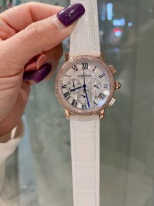 光圈 钻圈 卡地亚-Cartier 日本计时跑秒石英36Mm13Mm该款腕表备受众多明星名媛喜爱，在不同的场合映耀着她们各自的独特个性与迷人风华
